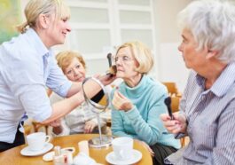 Seniorinnen bekommen Hilfe beim Schminken