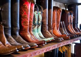 verschiedene Cowboy Stiefel im Laden