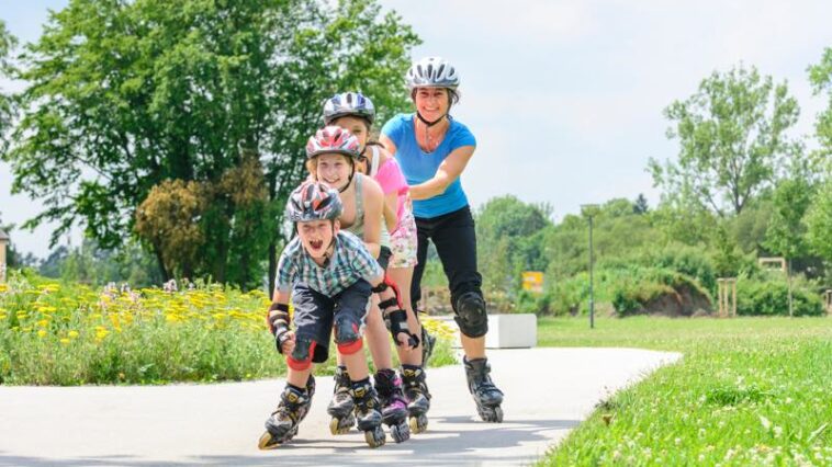 Familie skatet auf Inlinern
