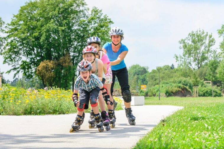 Familie skatet auf Inlinern