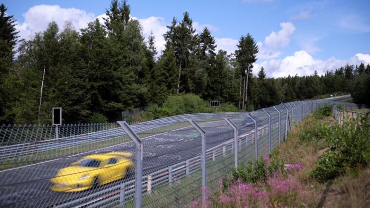 Gelber Sportwagen auf dem Nürburgring