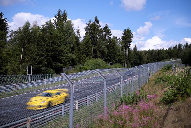 Gelber Sportwagen auf dem Nürburgring