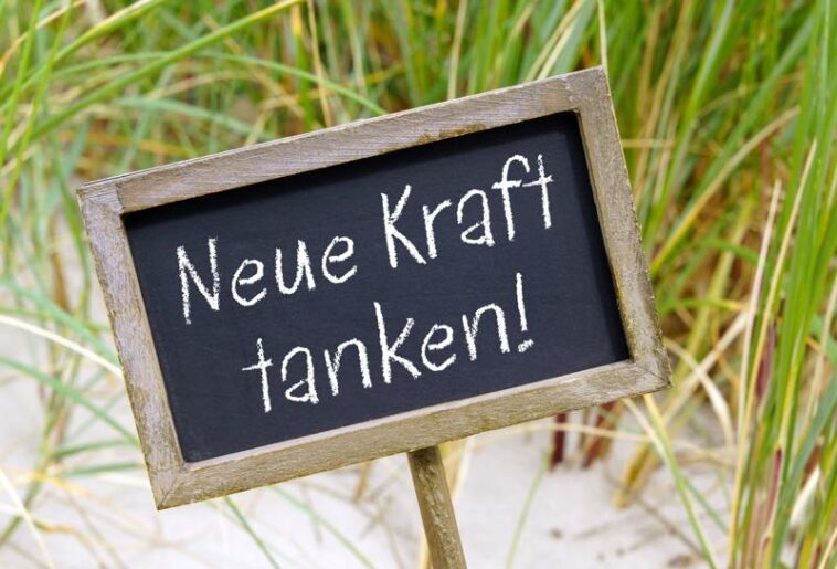 Schild neue Kraft tanken am Strand