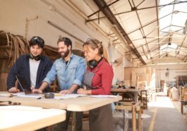 Mitarbeiter eines Handwerksbetriebes am Computer