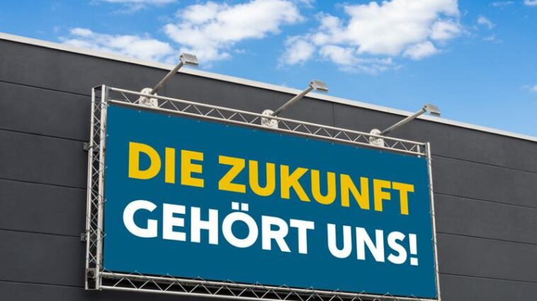 Beleuchtetes Werbeplakat