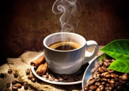 Tasse dampfender Kaffee
