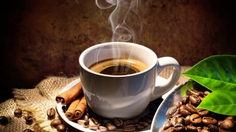 Tasse dampfender Kaffee