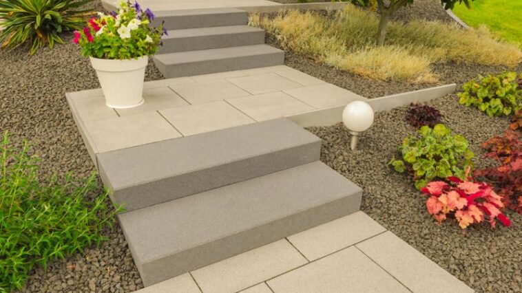 Moderne Steintreppe im Garten