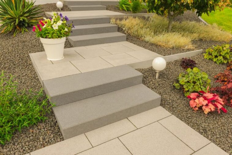 Moderne Steintreppe im Garten