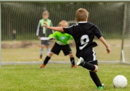 Kinder spielen Fußball im Verein