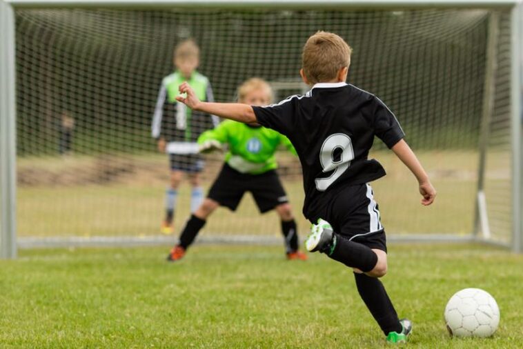 Kinder spielen Fußball im Verein
