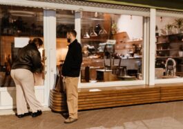 Zu Feierabend wird das Geschäft abgeschlossen