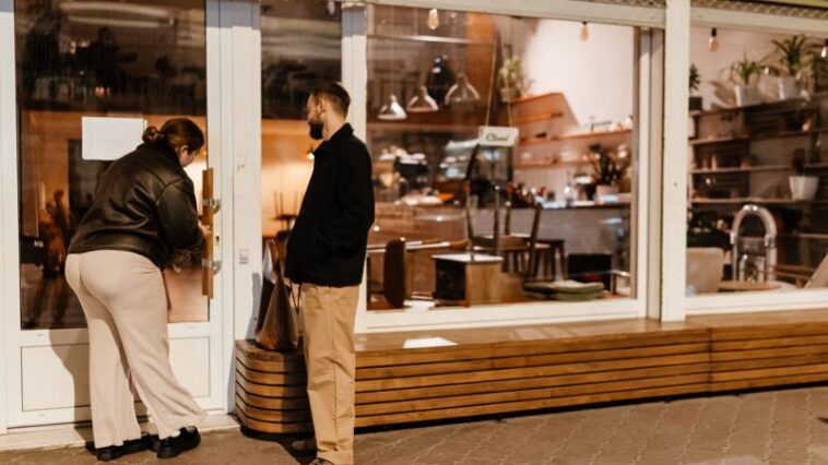 Zu Feierabend wird das Geschäft abgeschlossen