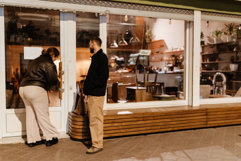 Zu Feierabend wird das Geschäft abgeschlossen