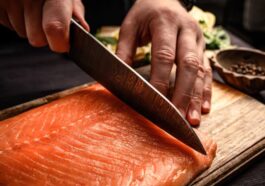 Japanisches Messer schneidet Lachs