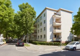 Straßenkreuzung mit Mehrfamilienhaus in Berlin