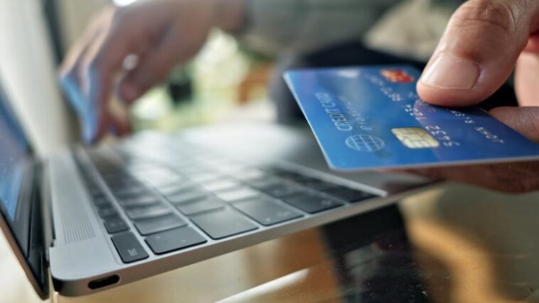 Kreditkartendaten in den Laptop eingeben