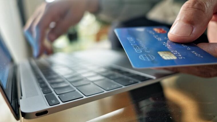 Kreditkartendaten in den Laptop eingeben