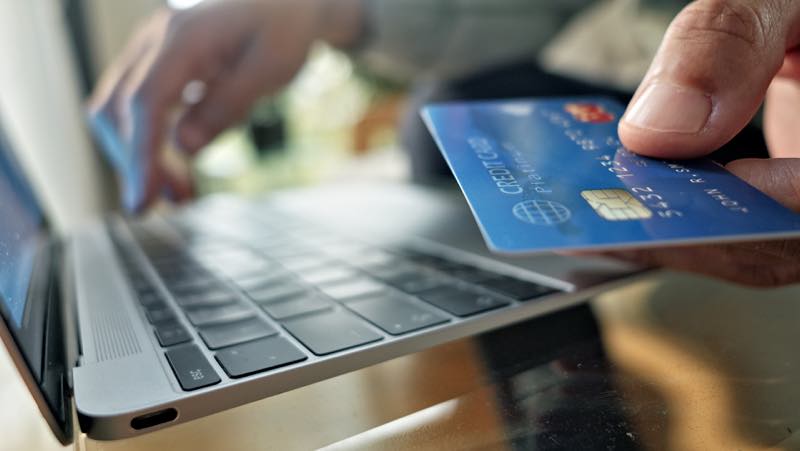 Kreditkartendaten in den Laptop eingeben