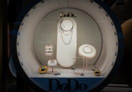 Markenschmuck im Schaufenster eines Juweliers