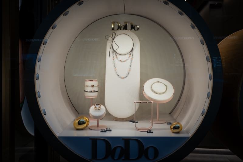 Markenschmuck im Schaufenster eines Juweliers