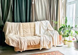 gemütliches Wohnzimmer mit vielen Stoffen