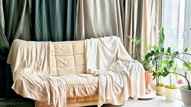 gemütliches Wohnzimmer mit vielen Stoffen