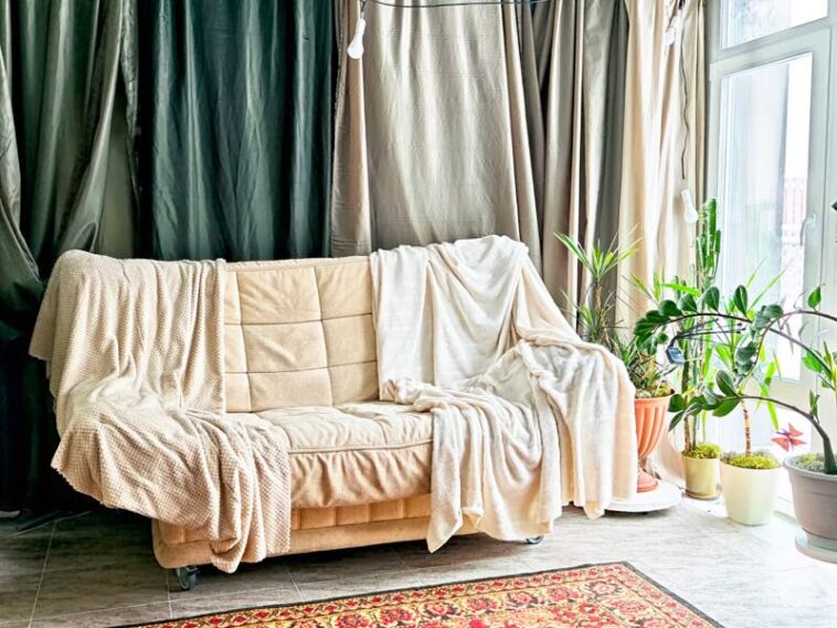 gemütliches Wohnzimmer mit vielen Stoffen