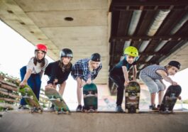 5 Kinder mit Skateboards