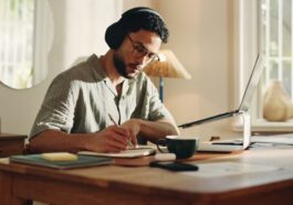 Junger Unternehmer arbeitet am Schreibtisch