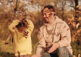 Mädchen mit ihrem Papa im Wald
