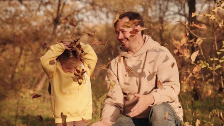 Mädchen mit ihrem Papa im Wald